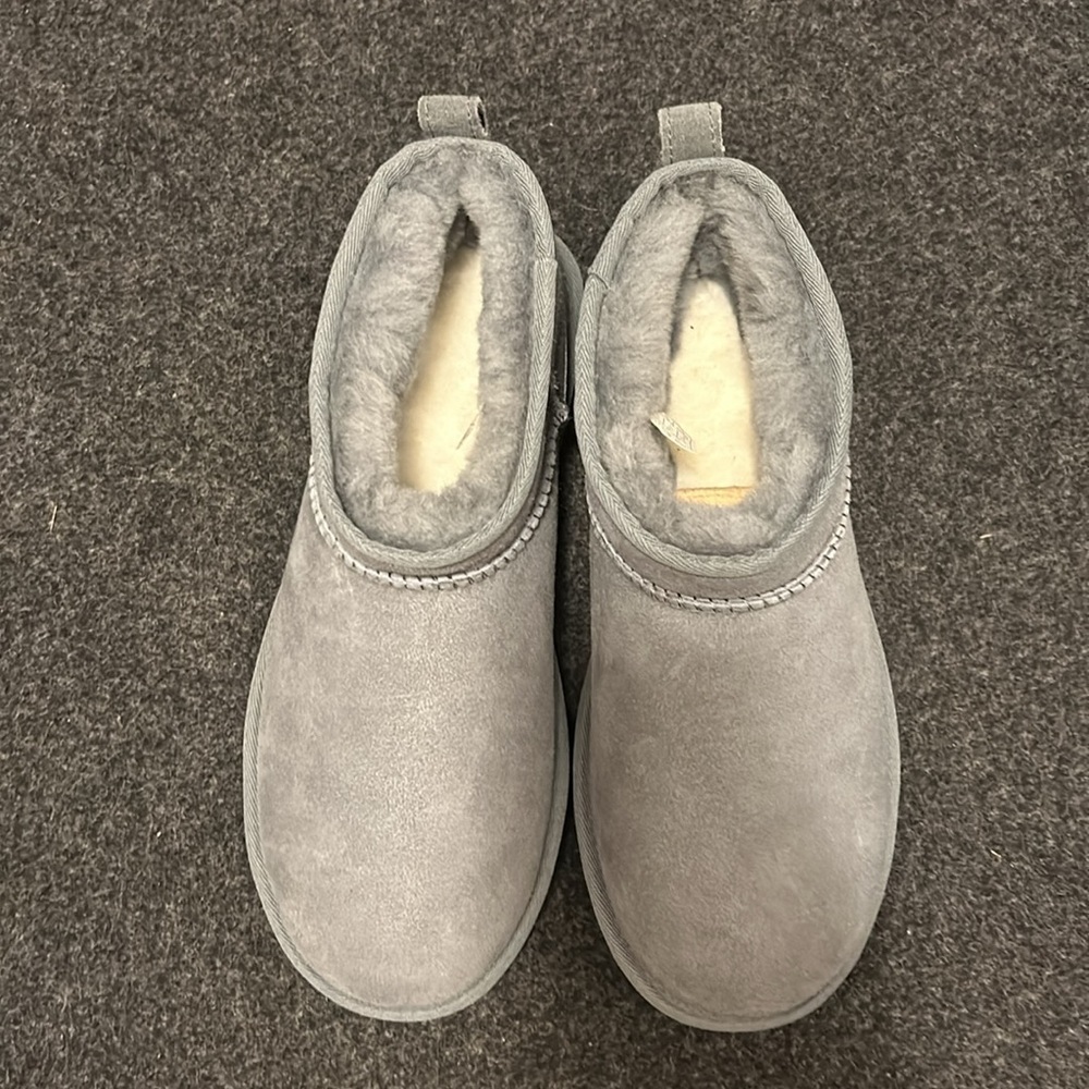 Uggs - Picture 4 of 5